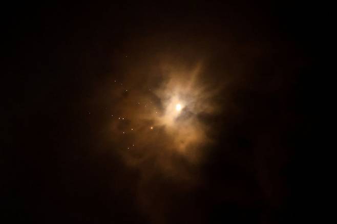 18일(현지시간) 이스라엘 예루살렘 상공을 집속탄을 탑재한 이란 미사일이 비행하고 있다. 로이터=연합뉴스