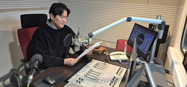 3월10일 제주시 노형동 제주CBS 보도제작국 C스튜디오에서 고상현 기자가 리포트 녹음을 하고 있다. /김성후 선임기자