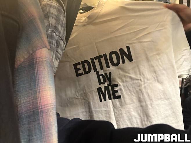 ▲옷장에서 눈에 띄었던 반팔 하나.