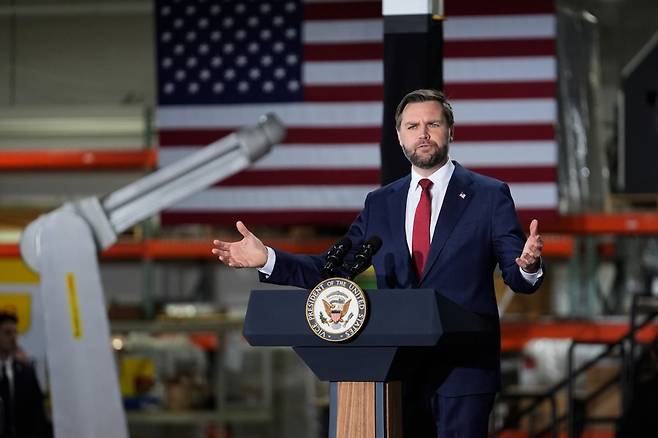 JD 밴스 미국 부통령이 18일(현지시간) 미국 미시거주 어번힐스 EDSI케이블스에서 유가와 제조업 일자리 등에 관해 연설하고 있다. /AP연합뉴스
