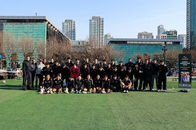 사진=지난 28일, 송도 채드윅 국제학교에서 열린 미국 대학 코치 초청 쇼케이스를 마친 후 참여 선수들과 미국 대학 코치, SUMMIT23 관계자들이 한자리에 모여 기념 촬영을 하고 있다.