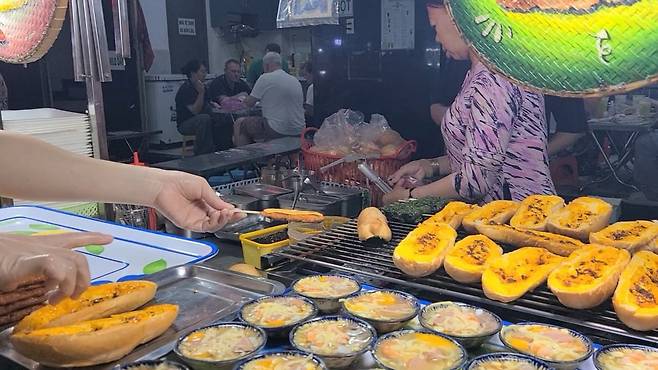 마가린을 바르고 설탕과 연유를 뿌려 숯불에 구워준다.