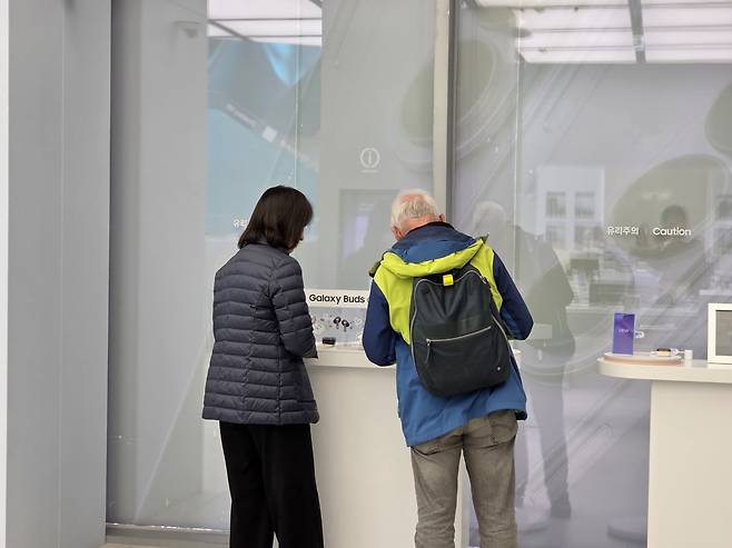 외국인 관광객이 버즈를 커스텀하고 있다. /사진=이정우 기자