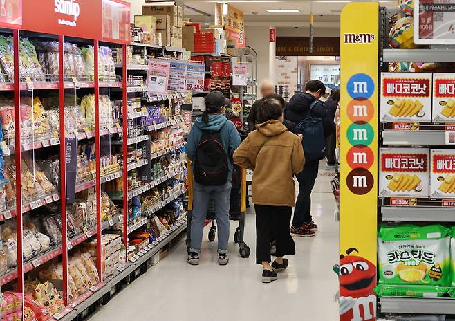 서울의 한 대형마트에서 시민들이 장을 보고 있다. 국가데이터처가 발표한 ‘2월 소비자물가 동향’을 보면 지난달 소비자 물가 지수는 1년 전보다 2.0% 올랐다. 연합뉴스