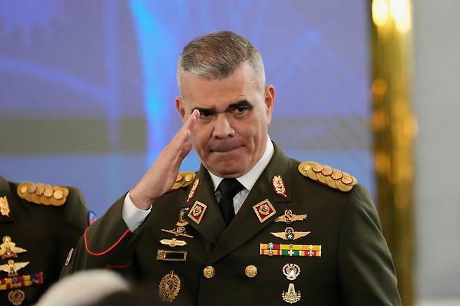 블라디미르 파드리노 로페스 베네수엘라 당시 국방장관이 지난해 9월1일(현지시간) 카라카스에서 열린 기자회견에서 거수경례하고 있다. AP연합뉴스