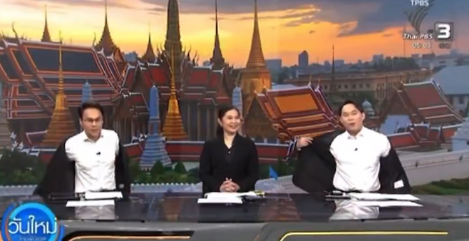 태국 정부의 에너지 절감 조치에 동참하려는  태국 PBS 방송의 진행자들이 생방송 도중 정장 재킷을 벗고 있다. 엑스 갈무리