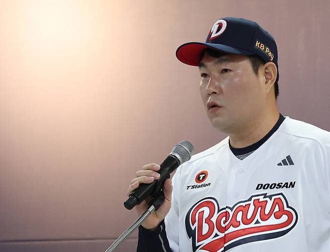 Doosan Bears captain Yang Eui-ji delivers remarks during the team’s 44th anniversary ceremony at Jamsil Baseball Stadium in Songpa District, southern Seoul, on Jan. 15. [YONHAP]