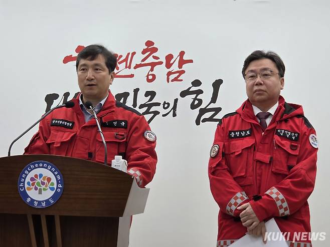 김영명 충남도 환경산림국장(오른쪽)과 정연국 중부지방산림청장은 19일 도청 프레스센터에서 기자회견을 열고 “3월 14일부터 4월 19일까지 ‘봄철 대형산불 특별대책기간’ 동안 산불 예방과 초등 대응을 위한 합동 대응체계를 운영한다”고 밝혔다. 사진=홍석원 기자