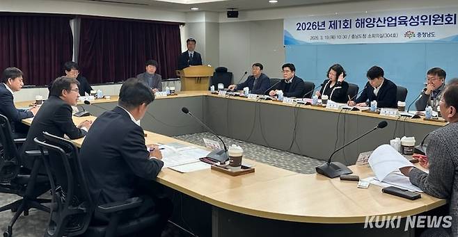 충남도는 19일 도청 소회의실에서 전형식 도 정무부지사와 해양산업육성위원, 공무원 등 20여 명이 참석한 가운데, ‘2026년 제1회 충남도 해양산업 육성위원회’를 개최했다.&nbsp;