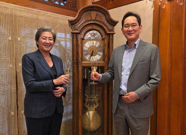 이재용 삼성전자 회장과 리사 수 AMD 최고경영자(CEO)가 18일 서울 용산구 한남동 승지원에서 만찬에 앞서 잔을 들고 기념 촬영을 하고 있다. 삼성전자 제공