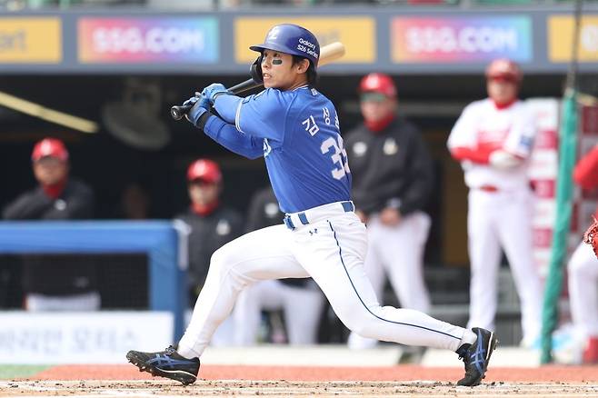 삼성 라이온즈 김성윤이 지난 16일 인천 SSG랜더스필드에서 열린 SSG 랜더스와의 2026 KBO리그 시범경기에서 안타를 때려내고 있다. 삼성 라이온즈 제공