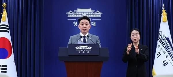 이재명 대통령 전략경제협력 특사로 아랍에미리트(UAE)를 방문하고 귀국한 강훈식 비서실장이 18일 청와대 춘추관에서 특사 활동 관련 브리핑을 하고 있다. [사진 = 연합뉴스]