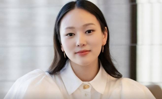 넷플릭스 드라마 ‘브리저튼’ 시즌4의 주역 하예린이 할머니인 배우 손숙과 방송에 나와 눈길을 끌었다.. [사진출처 = SNS]