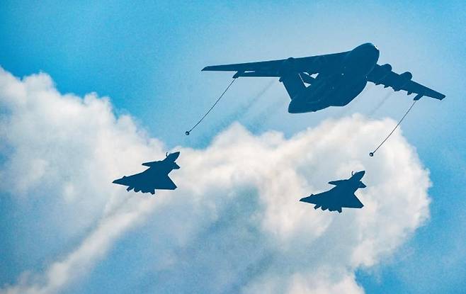 중국이 미 군용 공중급유기 추락 후 공중급유를 위한 인공지능 기반 임무 배정 시스템을 발표했다. [사진출처 = SCMP]