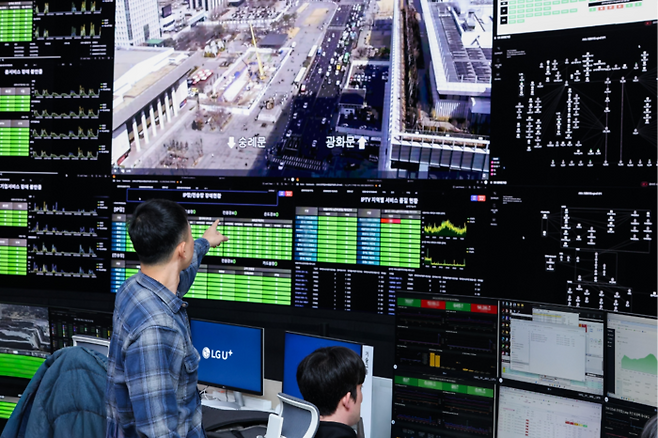 이동통신회사들이 오는 21일 보이그룹 방탄소년단(BTS) 컴백 공연을 앞두고 광화문 인근의 교통상황과 네트워크 품질 점검에 나섰다. 사진은 LG유플러스 직원들이 통합관제센터에서 근무하는 모습. [LG유플러스]