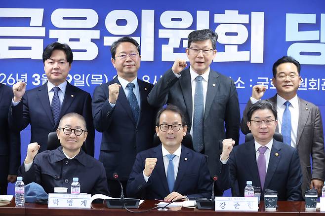 강준현 정무위원회 더불어민주당 간사와 이억원 금융위원장이 19일 서울 여의도 국회 의원회관에서 열린 민주당 정무위위회-금융위원회 당정협의에서 기념 촬영을 하고 있다. [사진출처=뉴스1]