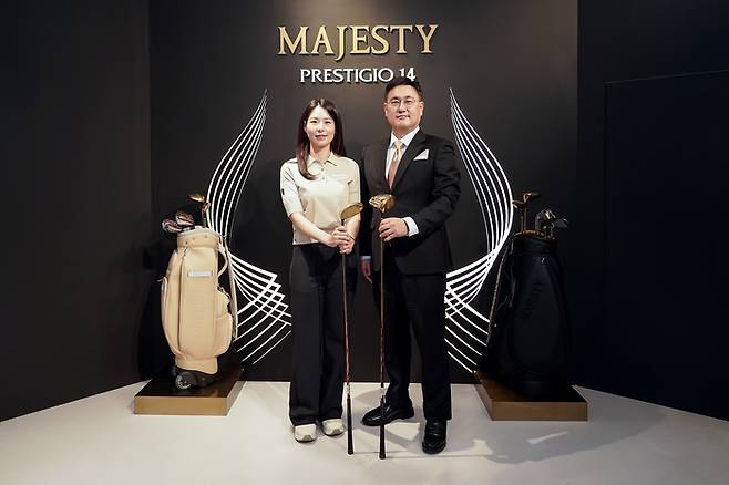 마제스티골프 정병호 대표와 브랜드 앰배서더 김자영 프로가 기념촬영을 하고 있다(사진 마제스티골프).