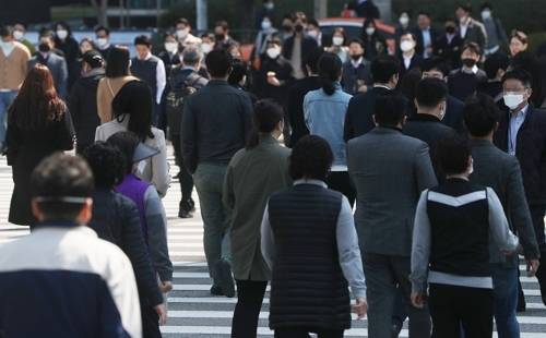삶의 질은 여전히 개선됐다는 인식이 우세하지만, 청년층을 중심으로 체감도는 낮아지고 미래에 대한 비관론이 커지고 있다. 사진은 여의도 증권가 직장인들의 모습. [사진 = 연합뉴스]