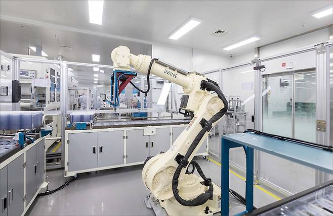 화장품 생산 현장에 로봇을 적극 도입한 이미인. (이미인 제공)