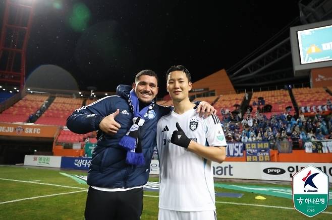 울산 HD의 3월 18일 제주 SK 원정 승리 주역 야고(사진 왼쪽)와 정승현. 사진=한국프로축구연맹