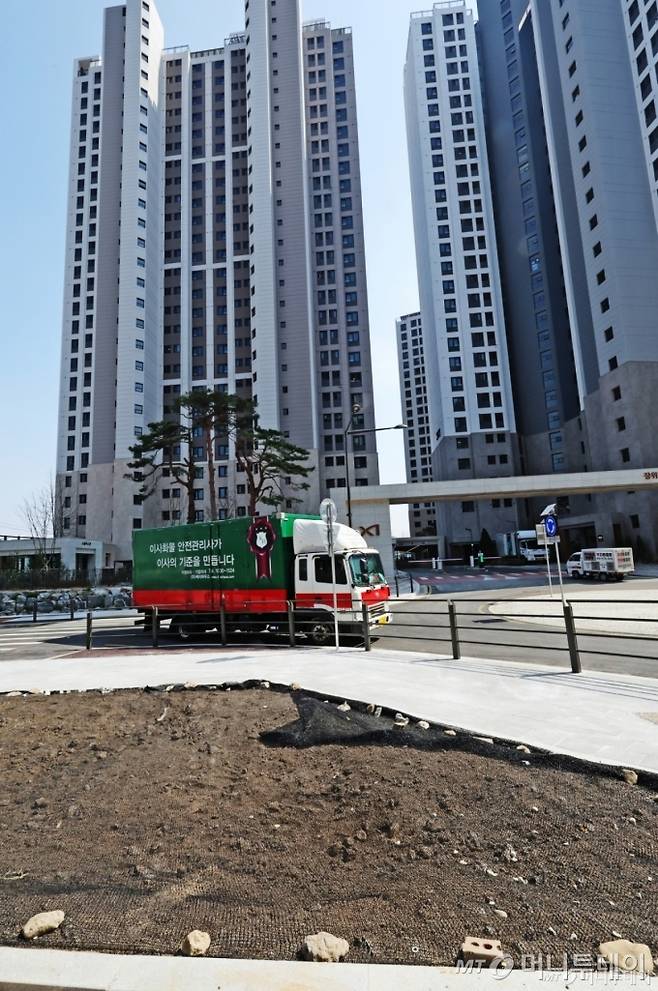 31일 오후 서울 성북구 장위 자이 아파트 앞 인도가 공사 중인 가운데 이삿짐 차량이 출입구 앞에 세워져 있다.   성북구는 이날 장위 자이 레디언트에 대한 임시 사용승인을 내렸다.   단지 주변 기반 시설 공사가 마무리되지 않아 입주 여부가 불투명했으나, 조합 측이 마련한 안전 대책을 성북구가 받아들여 입주를 허용했다. 2025.3.31/뉴스1  Copyright (C) 뉴스1. All rights reserved. 무단 전재 및 재배포,  AI학습 이용 금지. /사진=(서울=뉴스1) 장수영 기자