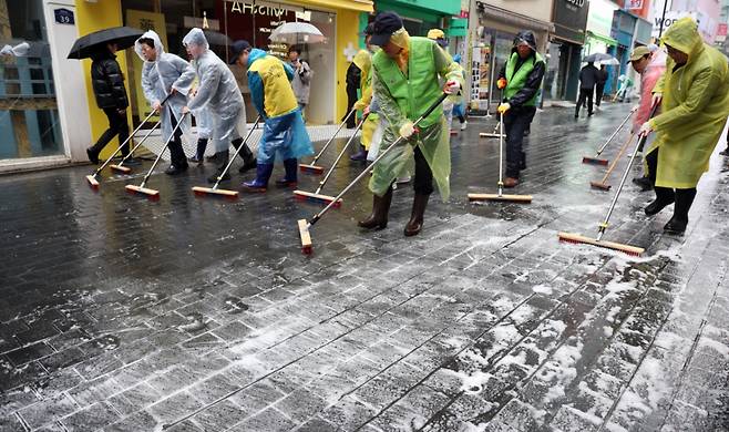 18일 서울 중구 명동에서 중구청 직원 및 상인들이 오는 21일 열리는 BTS공연 및 봄철 관광객 맞이 물청소를 하고 있다.  /사진=뉴스1