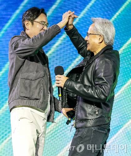 젠슨 황 엔비디아 최고경영자(CEO)가 2025년 10월30일 서울 강남구 코엑스에서 열린 엔비디아 지포스 게이머 페스티벌에서 이재용 삼성전자 회장과 손을 맞잡고 있다. /공동사진취재=뉴스1