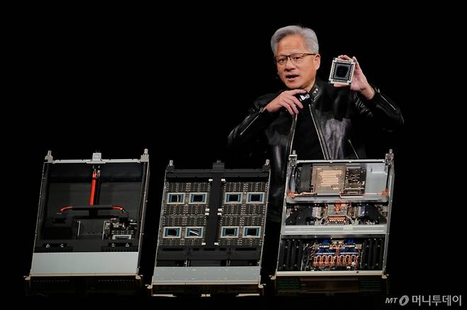 젠슨 황 엔비디아 최고경영자(CEO)가 지난 16일(현지시간) 미 캘리포니아주 새너제이 SAP 센터에서 열린 엔비디아의 인공지능(AI) 콘퍼런스 'GTC 2026'에서 엔비디아의 차세대 슈퍼칩 ‘베라 루빈’에 대해 설명하고 있다. /AP=뉴시스