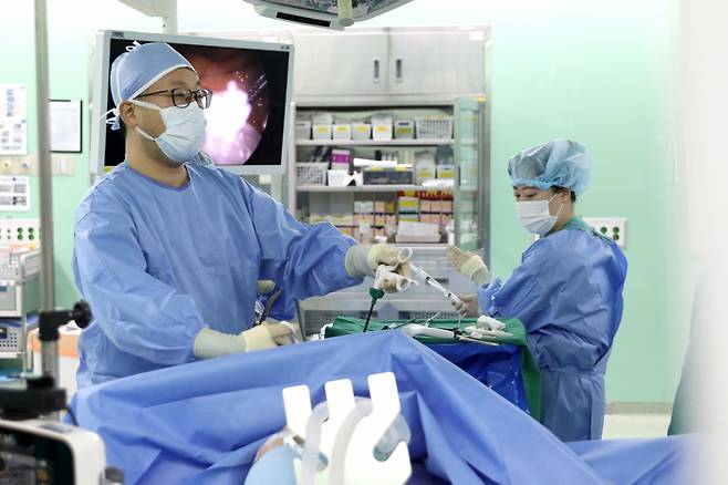 정성원 일산백병원 외과 교수가 담석증 표준 치료인 복강경 담낭절제술을 시행하고 있다. /사진=일산백병원