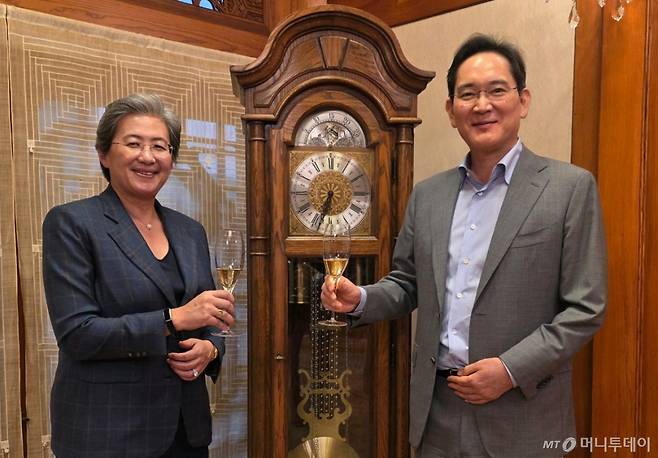 [이재용 삼성전자 회장이 18일 서울 이태원동 승지원에서 리사 수 AMD 최고경영자(CEO)와 만찬에 앞서  기념 촬영하고 있다. (사진=삼성전자 제공) /사진=뉴시스
