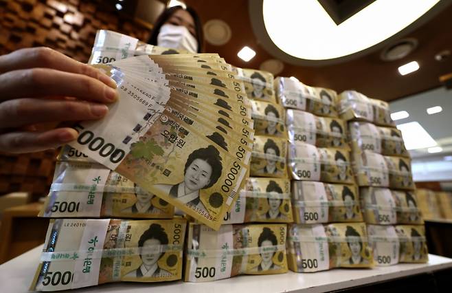 (서울=뉴스1) 구윤성 기자 = 지난달 원화의 실질 가치가 7개월 만에 반등한 것으로 나타난 가운데 24일 오전 서울 중구 하나은행 위변조대응센터에서 관계자가 원화 5만원권 지폐를 정리하고 있다.   이날 한국은행과 국제결제은행(BIS)의 분석에 따르면, 교역 구조와 각국 물가 차이를 반영한 한국의 실질실효환율지수는 올해 1월 기준 86.86(2000년 수준=100)으로 집계됐다. 2026.2.24/뉴스1  Copyright (C) 뉴스1. All rights reserved. 무단 전재 및 재배포,  AI학습 이용 금지. /사진=(서울=뉴스1) 구윤성 기자