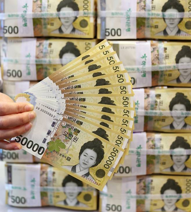 (서울=뉴스1) 구윤성 기자 = 지난달 원화의 실질 가치가 7개월 만에 반등한 것으로 나타난 가운데 24일 오전 서울 중구 하나은행 위변조대응센터에서 관계자가 원화 5만원권 지폐를 정리하고 있다.   이날 한국은행과 국제결제은행(BIS)의 분석에 따르면, 교역 구조와 각국 물가 차이를 반영한 한국의 실질실효환율지수는 올해 1월 기준 86.86(2000년 수준=100)으로 집계됐다. 2026.2.24/뉴스1  Copyright (C) 뉴스1. All rights reserved. 무단 전재 및 재배포,  AI학습 이용 금지. /사진=(서울=뉴스1) 구윤성 기자