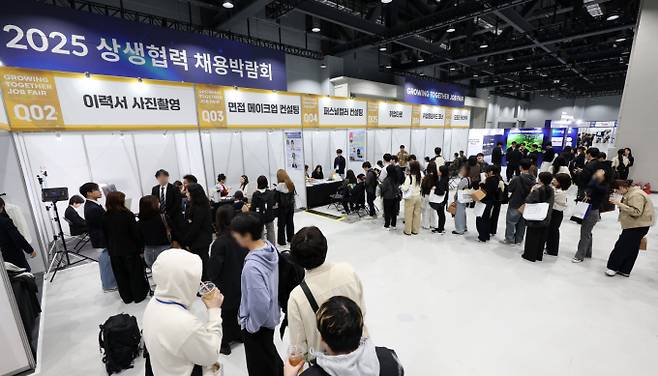 2025년 10월21일 서울 강서구 코엑스마곡에서 열린 2025 상생협력 채용박람회에서 구직자들이 부스 참여를 위해 기다리고 있다. / 사진=뉴시스