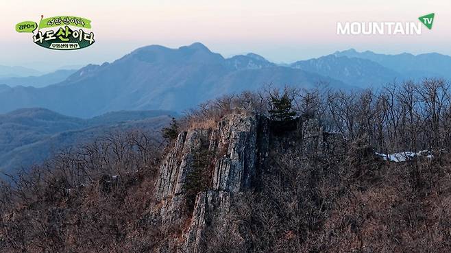 마운틴TV 대표 산행 프로그램 '김PD의 너만 산이냐 나도 산이다'에서 문경 백화산을 소개한다. 사진은 문경 백화산 능선의 천애의 절벽. /사진=마운틴TV 제공