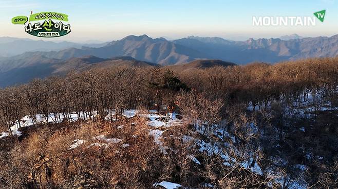 백두대간 특유의 웅대한 산세를 실감할 수 있는 '문경 백화산'은 산행의 재미를 더한다. 숨은 명산 '문경 백화산'의 정상. /사진=마운틴TV 제