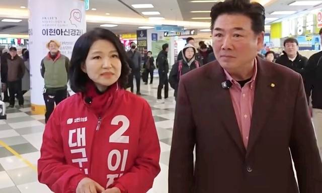 국민의힘 대구시장 예비후보인 이진숙 전 방송통신위원장(왼쪽)과 극우 성향 유튜버 고성국(오른쪽)씨가 대구 반월당 지하상가에서 선거운동을 하는 모습. 고성국 TV 캡처