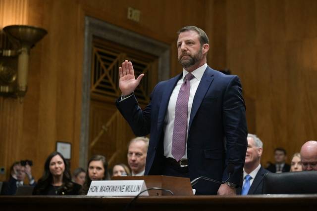 청문회 전 선서하는 멀린  : 18일 미국 상원 국토안보위원회 인준 청문회가 열린 워싱턴DC 연방의회 의사당에서 마크웨인 멀린 국토안보부 장관 후보자가 오른손을 들고 선서하고 있다.  AFP 연합뉴스