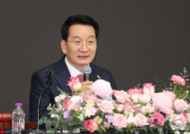 김상열 KLPGA 회장이 19일 서울 송파구 올림픽파크텔에서 열린 2026 KLPGA 정기총회에서 인사말을 하고 있다. KLPGA 제공