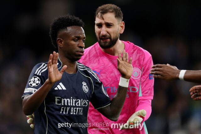 잔루이지 돈나룸마(오른쪽)가 비니시우스 주니오르의 도발 세리머니에 항의하고 있다./게티이미지코리아