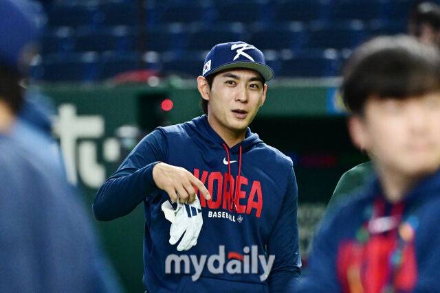 9일 일본 도쿄돔에서 열린 2026 월드 베이스볼 클래식(WBC) 조별리그 한국-호주 경기. 경기전 이정후가 혼련을 하며 대화를 나누고 있다./도쿄(일본)=한혁승 기자 hanfoto@mydaily.co.kr