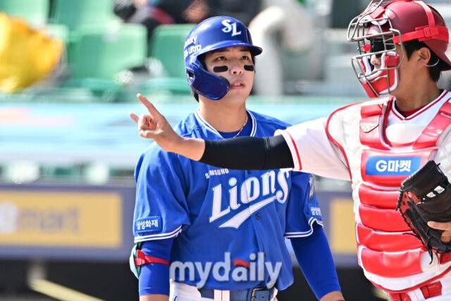 17일 인천 SSG랜더스필드에서 열린 '2026 신한 SOL BANK KBO리그' SSG 랜더스와 삼성 라이온즈 시범경기. 삼성 김영웅이 4회초 1사 1-3루에 삼진을 당한 뒤 아쉬워 하고 있다./마이데일리