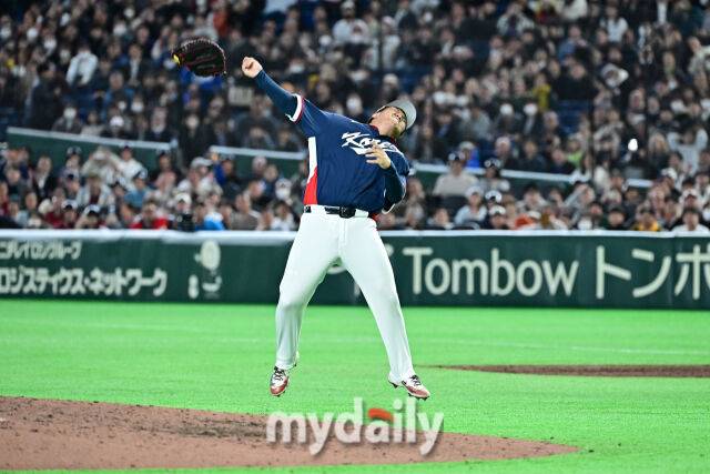 9일 일본 도쿄돔에서 열린 2026 월드 베이스볼 클래식(WBC) 조별리그 한국-호주 경기. 한국이 7-2로 호주에 승리해 8강 진출에 성공했다. 마지막 아웃을 잡은 문보경이 글러브를 던지며 기뻐하고 있다./마이데일리