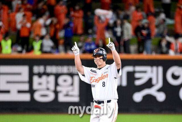 2025년 10월 24일 오후 대전한화생명볼파크에서 열린 '2025 신한 SOL BANK KBO 포스트 시즌' 삼성 라이온즈와 한화 이글스의 플레이오프(PO) 5차전 경기. 한화 노시환이 5회말 무사 1루서 2루타를 친 뒤 기뻐하고 있다./마이데일리