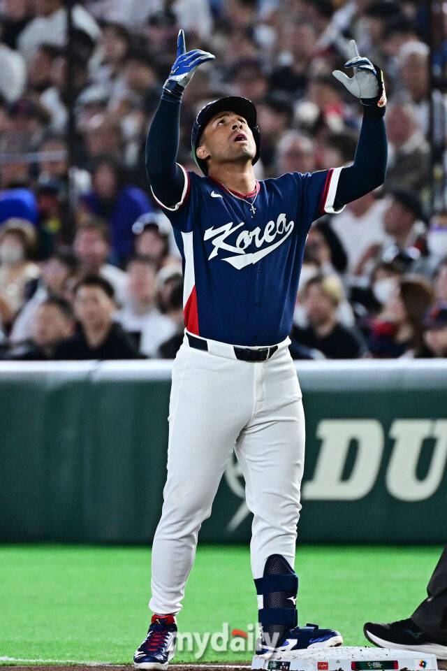 7일 일본 도쿄돔에서 열린 2026 월드 베이스볼 클래식(WBC) 조별리그 한국-일본 경기. 존스가 1회초 무사 1루에 안타를 친 후 기뻐하고 있다./도쿄(일본)=한혁승 기자 hanfoto@mydaily.co.kr