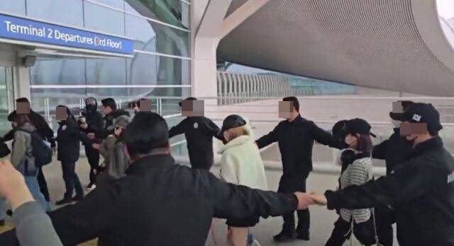 K팝 그룹의 공항 이동 모습./온라인 커뮤니티