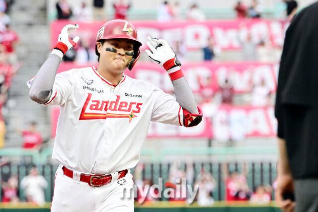 2025년 10월 9일 인천 SSG랜더스필드에서 '2025 신한 SOL뱅크 KBO리그 준플레이오프' 1차전 삼성-SSG의 경기.SSG 고명준이 5-0으로 뒤지던 7회말 1사 1루에서 삼성 김태훈을 상대로 2점 홈런을 때린 뒤 세리머니를 펼치고 있다./마이데일리