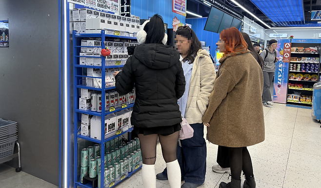 지난 17일 오후 3시께 GS25 뉴안녕인사동점에서 외국인 관광객이 방탄소년단(BTS) 관련 상품을 구경하고 있다. 박연수 기자