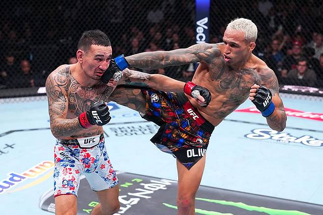 8일 미국 네바다주 라스베이거스 T-모바일 아레나에서 열린 UFC 326 대회 BMF 챔피언십 경기에서 브라질의 찰스 올리베이라(오른쪽)가 맥스 할로웨이에게 킥과 펀치로 거푸 타격하고 있다. [게티이미지]