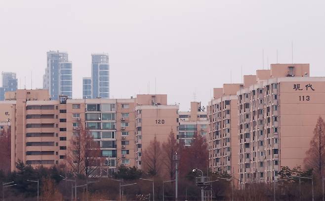 헤럴드경제가 서울·경기 지역의 10개 대단지 아파트 공시가격(84㎡·최고층 기준)을 분석한 결과, 이들 아파트의 공시가격은 전년 대비 평균 33.86% 상승한 것으로 집계됐다. 강남 압구정동에 소재한 신현대 아파트. [연합]