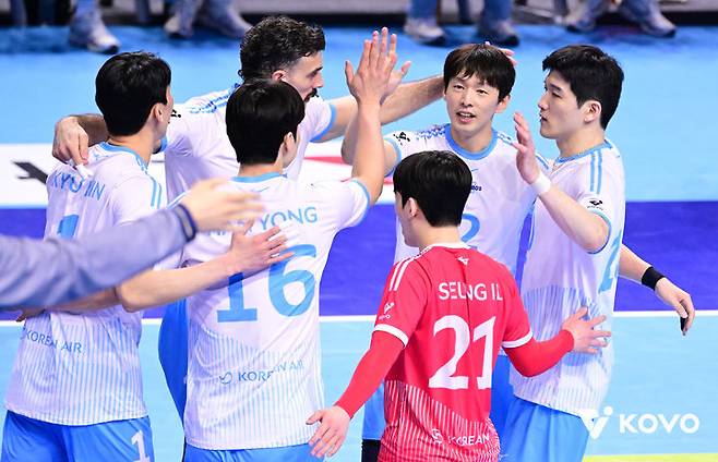 [서울=뉴시스] 프로배구 대한항공 선수단이 6일 인천계양체육관에서 열린 진에어 2025~2026 V-리그 남자부 경기에서 우리카드를 상대로 득점을 올린 뒤 기뻐하고 있다. (사진=KOVO 제공) 2026.03.06. *재판매 및 DB 금지